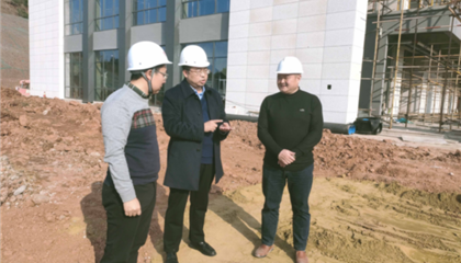 遂寧興業(yè)集團黨委副書記、監(jiān)事會主席、工會主席石鎮(zhèn)槐深入遂寧市興學商務中心項目、公共衛(wèi)生臨床醫(yī)療中心一期項目進行實地巡查