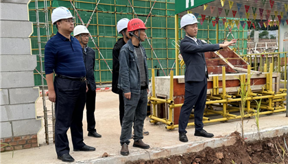 向誠、石鎮(zhèn)槐暗訪工程項目建設和企業(yè)運營管理工作